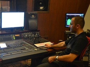Ποιοι Είμαστε | Στούντιο Ηχογράφησης Mastering Μουσικές Παραγωγές. Το CUE είναι ένα σύγχρονο και άρτια εξοπλισμένο στούντιο ηχογράφησης και Mastering στη Θεσσαλονίκη.