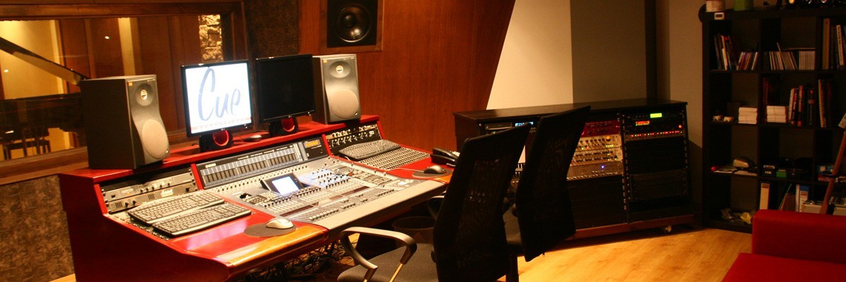 Control Room | Στούντιο Ηχογράφησης Mastering Μουσικές Παραγωγές. Το CUE είναι ένα σύγχρονο και άρτια εξοπλισμένο στούντιο ηχογράφησης και Mastering στη Θεσσαλονίκη.