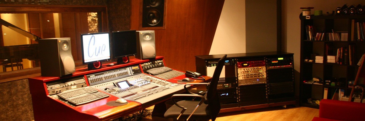Control Room | Στούντιο Ηχογράφησης Mastering Μουσικές Παραγωγές. Το CUE είναι ένα σύγχρονο και άρτια εξοπλισμένο στούντιο ηχογράφησης και Mastering στη Θεσσαλονίκη.