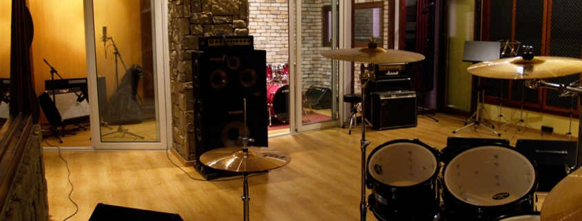 Various percussions (Udu Djempe Cajon etc) | Στούντιο Ηχογράφησης Mastering Μουσικές Παραγωγές. Το CUE είναι ένα σύγχρονο και άρτια εξοπλισμένο στούντιο ηχογράφησης και Mastering στη Θεσσαλονίκη.