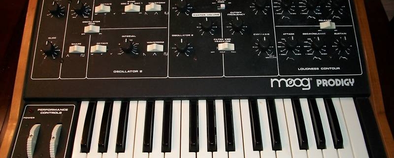 Moog prodigy (vintage) | Στούντιο Ηχογράφησης Mastering Μουσικές Παραγωγές. Το CUE είναι ένα σύγχρονο και άρτια εξοπλισμένο στούντιο ηχογράφησης και Mastering στη Θεσσαλονίκη.