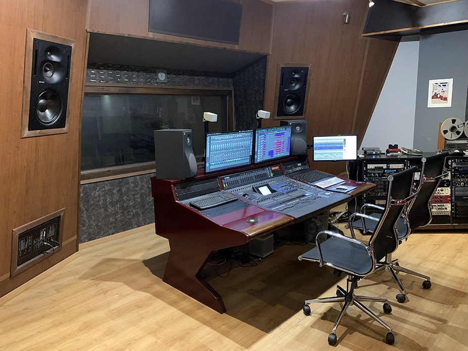 Cue Productions | Στούντιο Ηχογράφησης & Mastering στη Θεσσαλονίκη | Στούντιο Ηχογράφησης Mastering Μουσικές Παραγωγές. Το CUE είναι ένα σύγχρονο και άρτια εξοπλισμένο στούντιο ηχογράφησης και Mastering στη Θεσσαλονίκη. Control Room