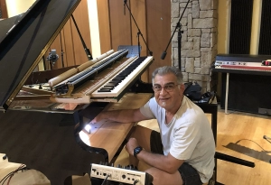 Ποιοι Είμαστε | Στούντιο Ηχογράφησης Mastering Μουσικές Παραγωγές. Το CUE είναι ένα σύγχρονο και άρτια εξοπλισμένο στούντιο ηχογράφησης και Mastering στη Θεσσαλονίκη.